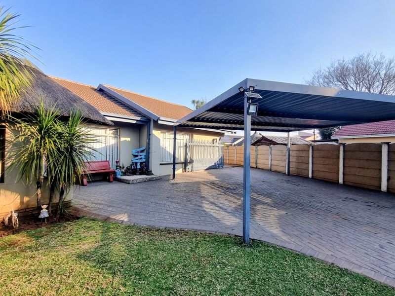 Generous Four-Bedroom Home with Entertainment Area, Pool and 2 Lapas - Photo 3