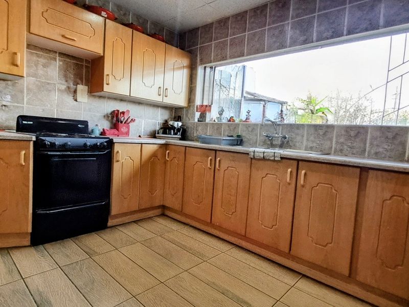 Generous Four-Bedroom Home with Entertainment Area, Pool and 2 Lapas - Photo 4