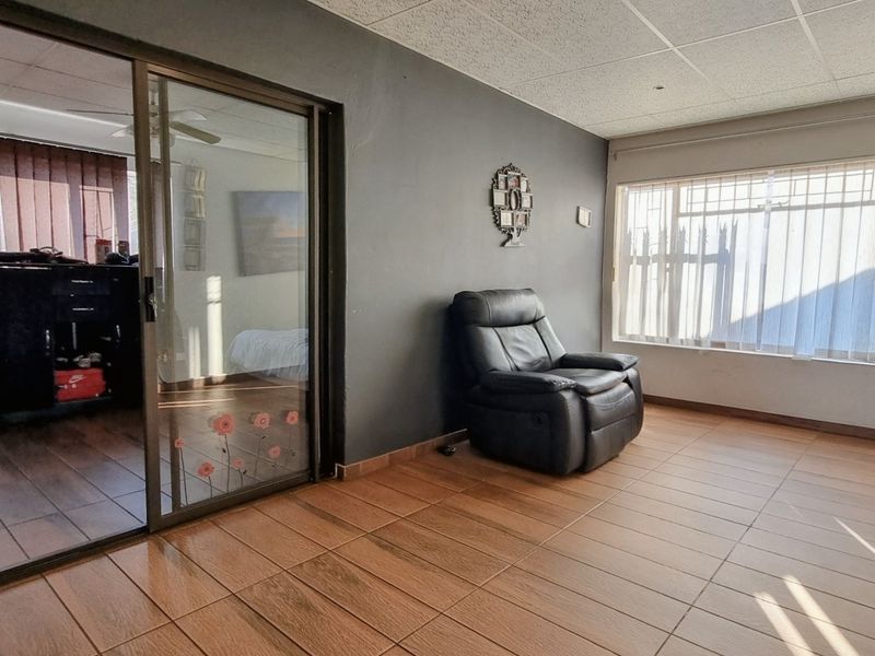 Generous Four-Bedroom Home with Entertainment Area, Pool and 2 Lapas - Photo 10