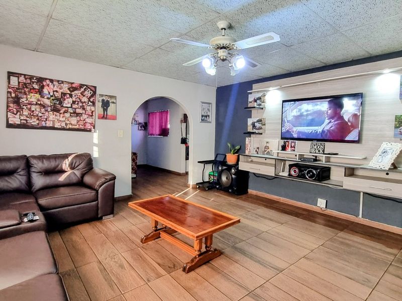 Generous Four-Bedroom Home with Entertainment Area, Pool and 2 Lapas - Photo 9
