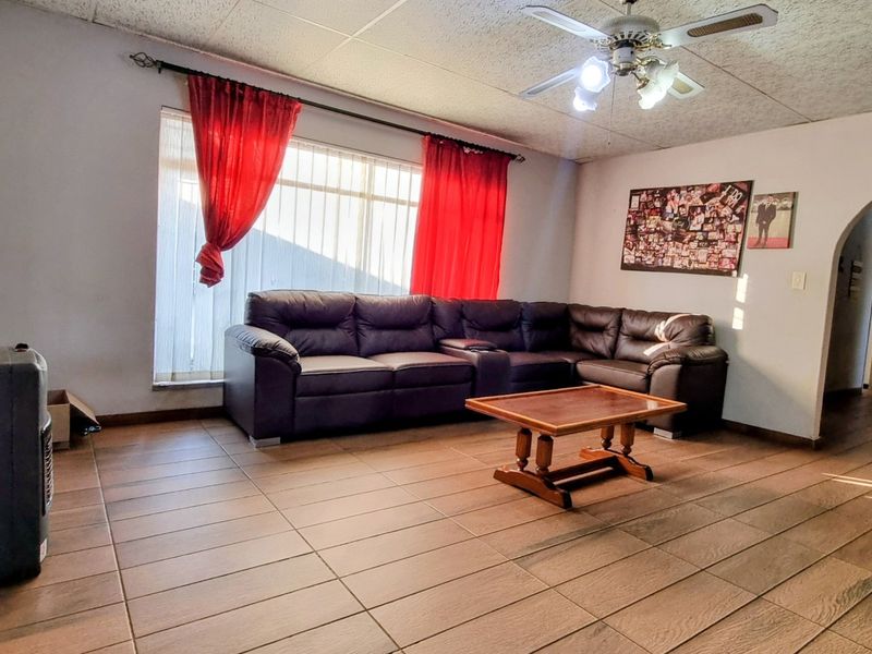Generous Four-Bedroom Home with Entertainment Area, Pool and 2 Lapas - Photo 8