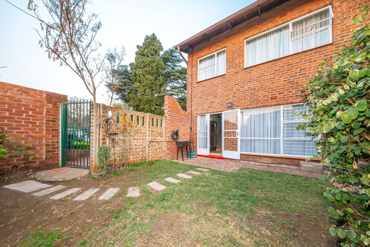 Stylish Duplex with Private Garden in Sought After Bedford Gardens - Photo 3