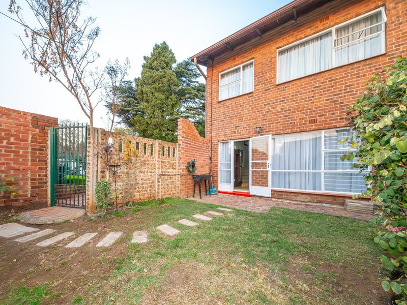 Stylish Duplex with Private Garden in Sought After Bedford Gardens - Photo 3