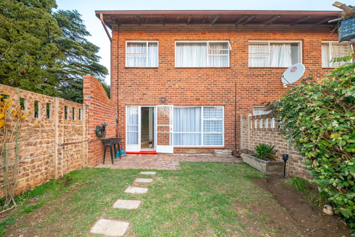 Stylish Duplex with Private Garden in Sought After Bedford Gardens - Photo 2