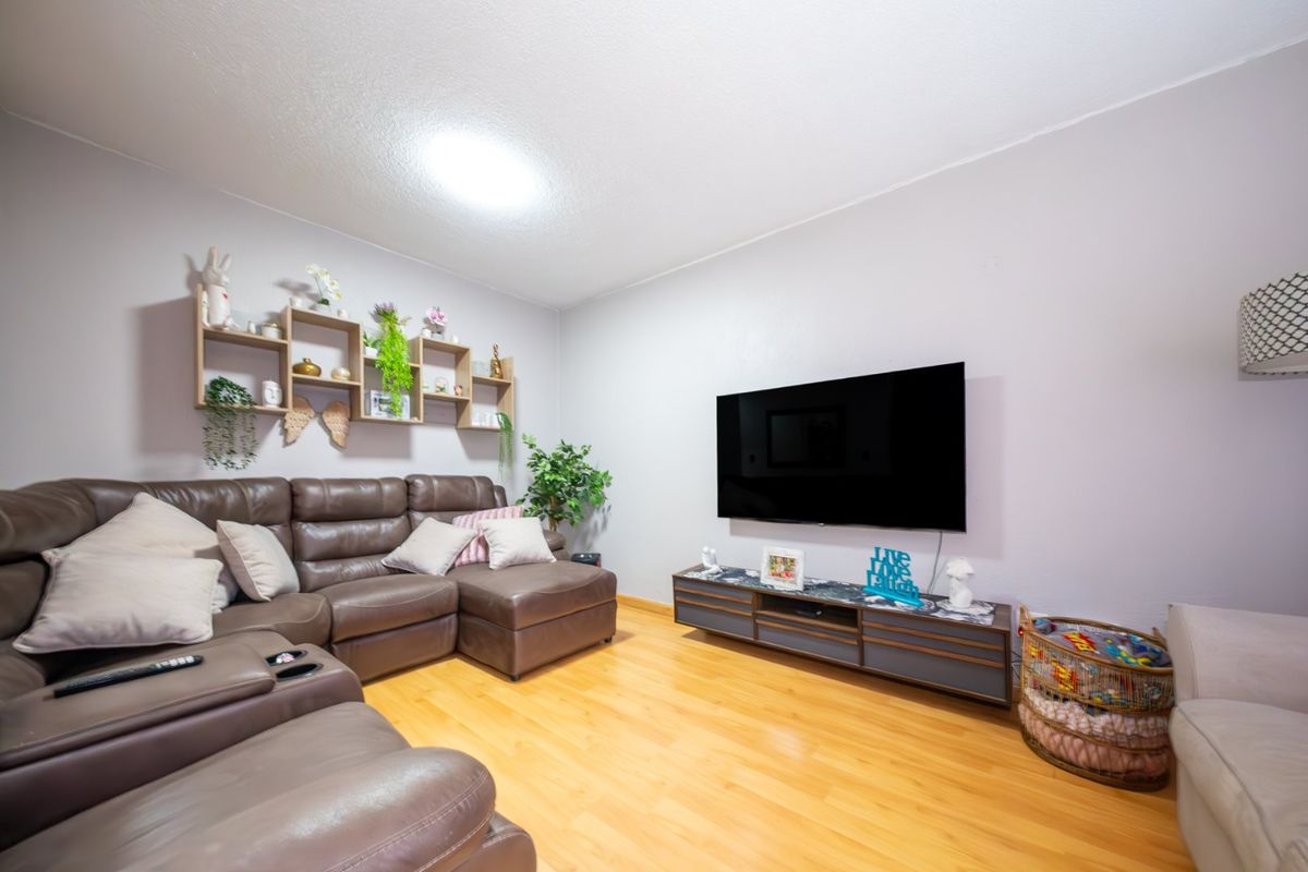 Stylish Duplex with Private Garden in Sought After Bedford Gardens - Photo 5