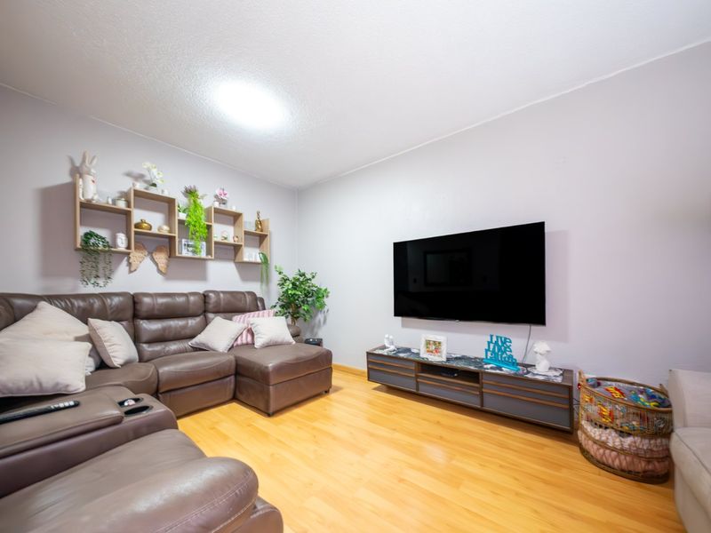 Stylish Duplex with Private Garden in Sought After Bedford Gardens - Photo 5