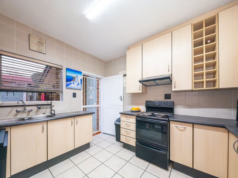 Stylish Duplex with Private Garden in Sought After Bedford Gardens - Photo 10