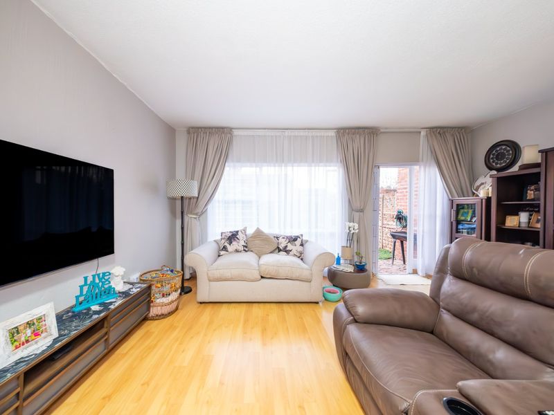 Stylish Duplex with Private Garden in Sought After Bedford Gardens - Photo 8