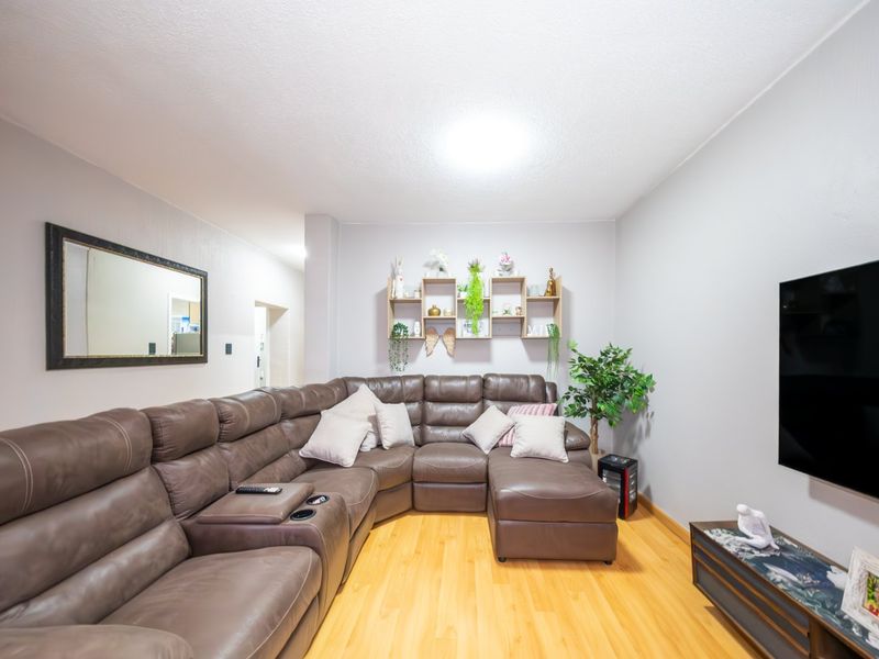 Stylish Duplex with Private Garden in Sought After Bedford Gardens - Photo 6