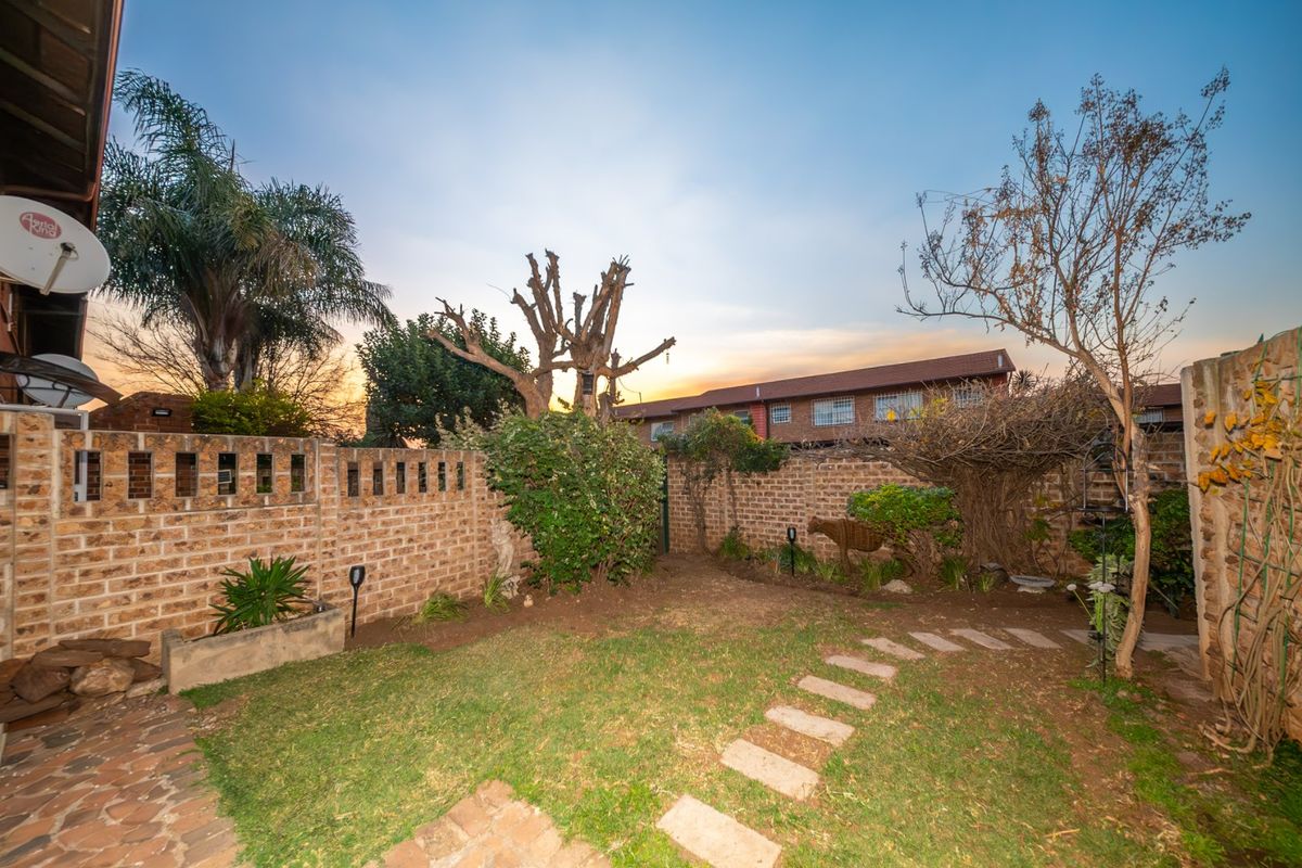 Stylish Duplex with Private Garden in Sought After Bedford Gardens - Photo 4