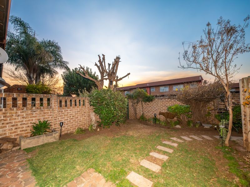 Stylish Duplex with Private Garden in Sought After Bedford Gardens - Photo 4