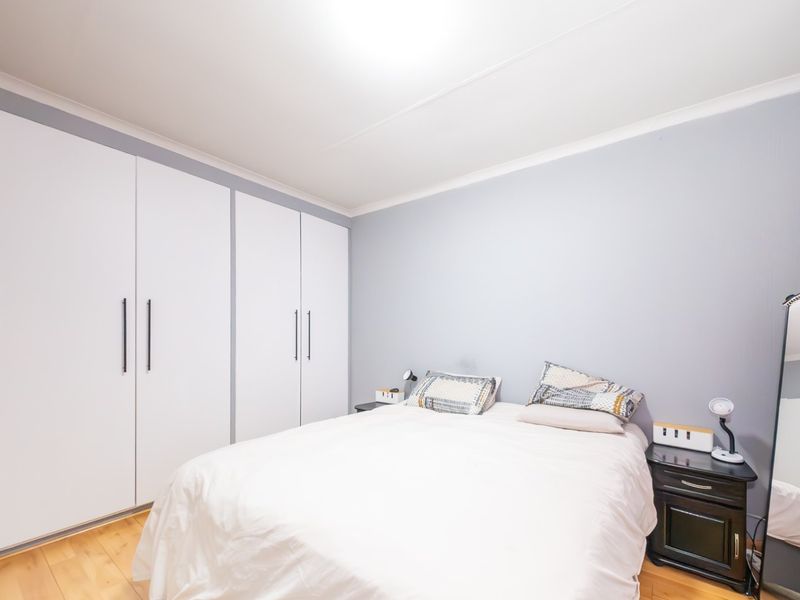 Stylish Duplex with Private Garden in Sought After Bedford Gardens - Photo 4