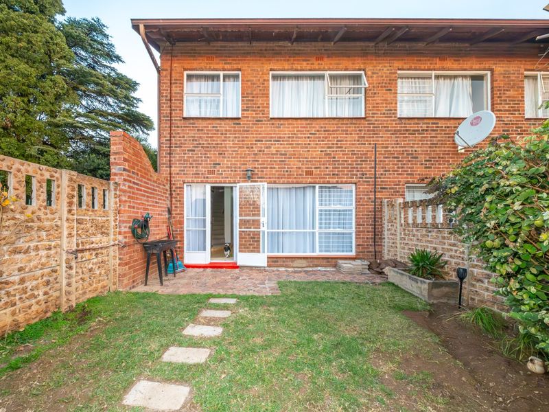 Stylish Duplex with Private Garden in Sought After Bedford Gardens - Photo 1