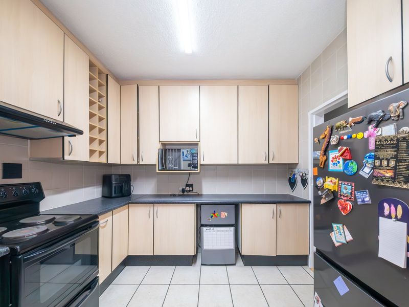 Stylish Duplex with Private Garden in Sought After Bedford Gardens - Photo 3