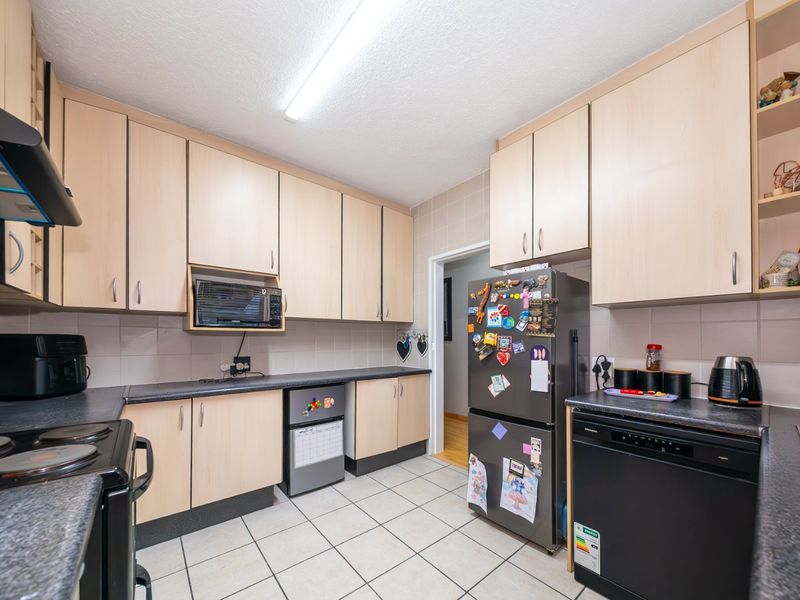 Stylish Duplex with Private Garden in Sought After Bedford Gardens - Photo 10