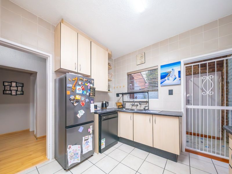 Stylish Duplex with Private Garden in Sought After Bedford Gardens - Photo 9
