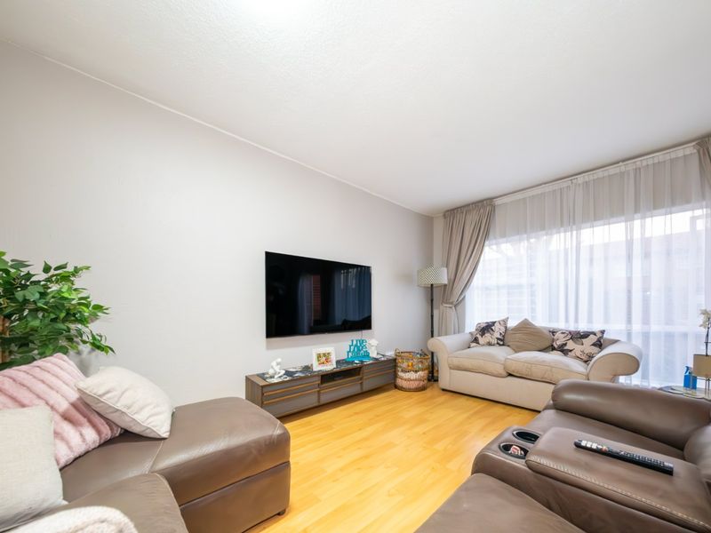 Stylish Duplex with Private Garden in Sought After Bedford Gardens - Photo 7
