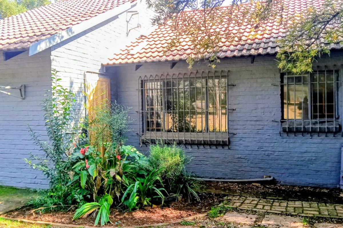 Wake Up to Nature Every Day – Charming 2-Bedroom Home on a Beautiful Agricultural Holding!"  R7800-00 per month - Photo 2