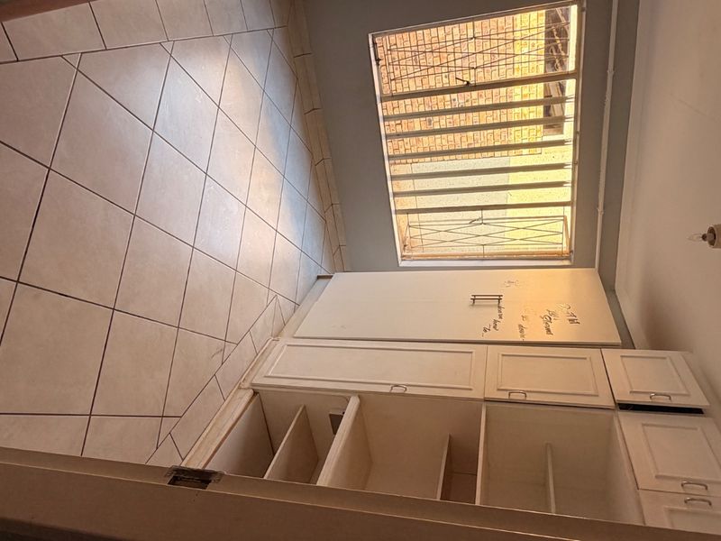 Lovely 2-Bedroom House To Rent – Oakfields   Looking for a safe, comfortable home in a fantastic location? This lovely 2-bedroom house is perfectly situated close to Pick n Pay Oakfields, schools, and all essential amenities, making everyday living convenient and stress-free.  Property Features:  Spacious bedrooms Extra room that can easily be converted into a 3rd bedroom, home office, or playroom Covered parking Pet-friendly Safe and secure property Prime location close to Pick n Pay Oakfields and nearby schools  This home offers the perfect combination of comfort, convenience, and security—ideal for families or anyone looking for extra space.  Don’t miss out! Contact me today to arrange a viewing. - Photo 9