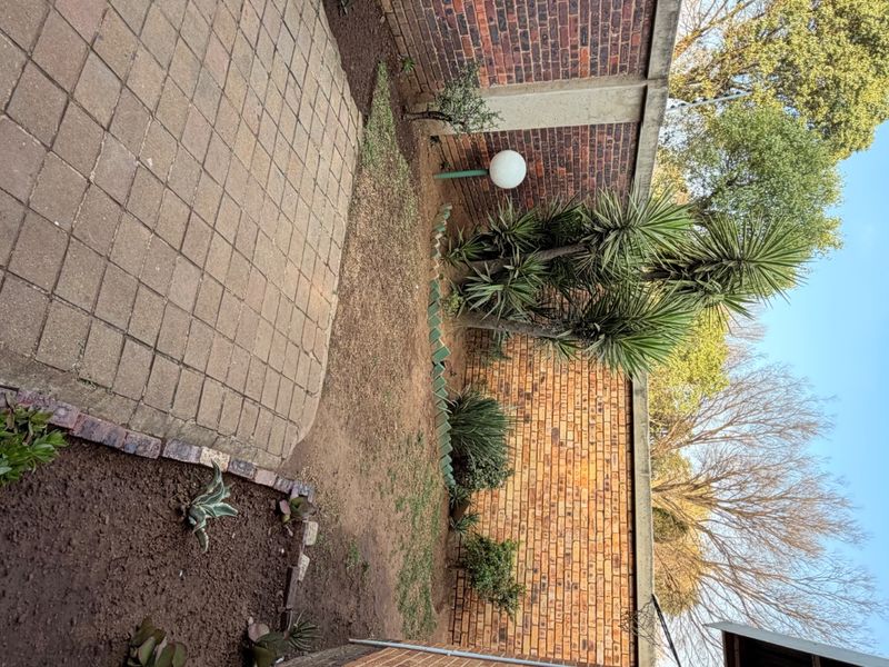 Lovely 2-Bedroom House To Rent – Oakfields   Looking for a safe, comfortable home in a fantastic location? This lovely 2-bedroom house is perfectly situated close to Pick n Pay Oakfields, schools, and all essential amenities, making everyday living convenient and stress-free.  Property Features:  Spacious bedrooms Extra room that can easily be converted into a 3rd bedroom, home office, or playroom Covered parking Pet-friendly Safe and secure property Prime location close to Pick n Pay Oakfields and nearby schools  This home offers the perfect combination of comfort, convenience, and security—ideal for families or anyone looking for extra space.  Don’t miss out! Contact me today to arrange a viewing. - Photo 6
