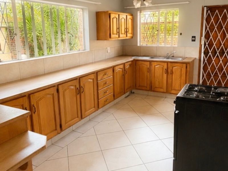 Lovely 2-Bedroom House To Rent – Oakfields   Looking for a safe, comfortable home in a fantastic location? This lovely 2-bedroom house is perfectly situated close to Pick n Pay Oakfields, schools, and all essential amenities, making everyday living convenient and stress-free.  Property Features:  Spacious bedrooms Extra room that can easily be converted into a 3rd bedroom, home office, or playroom Covered parking Pet-friendly Safe and secure property Prime location close to Pick n Pay Oakfields and nearby schools  This home offers the perfect combination of comfort, convenience, and security—ideal for families or anyone looking for extra space.  Don’t miss out! Contact me today to arrange a viewing. - Photo 2