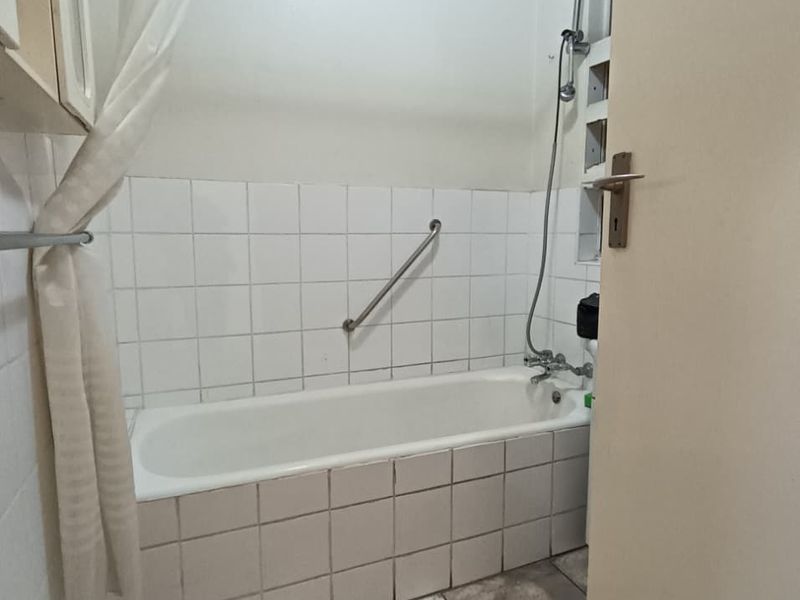 2 Bed Affordable Apartment with Great Potential - Photo 4