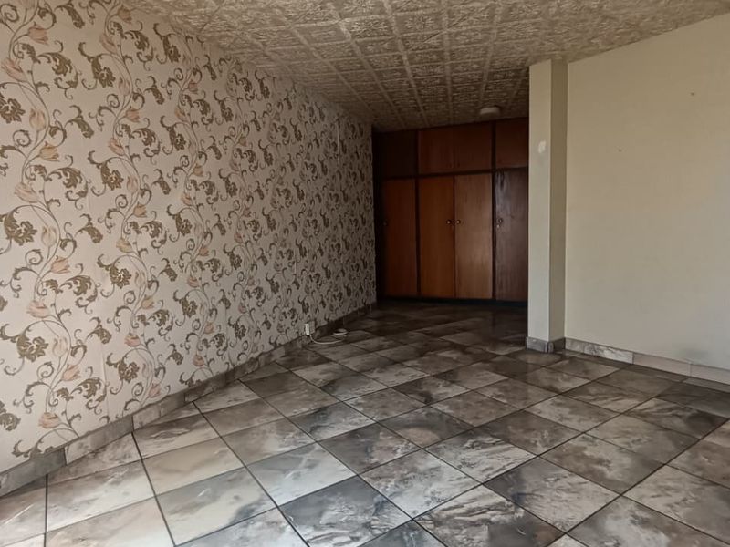 2 Bed Affordable Apartment with Great Potential - Photo 5