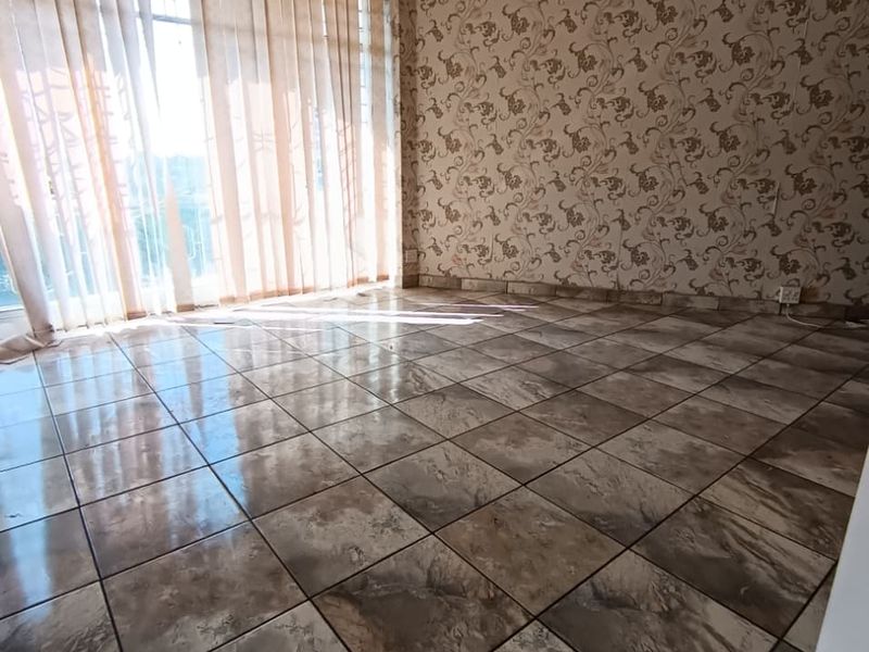 2 Bed Affordable Apartment with Great Potential - Photo 4