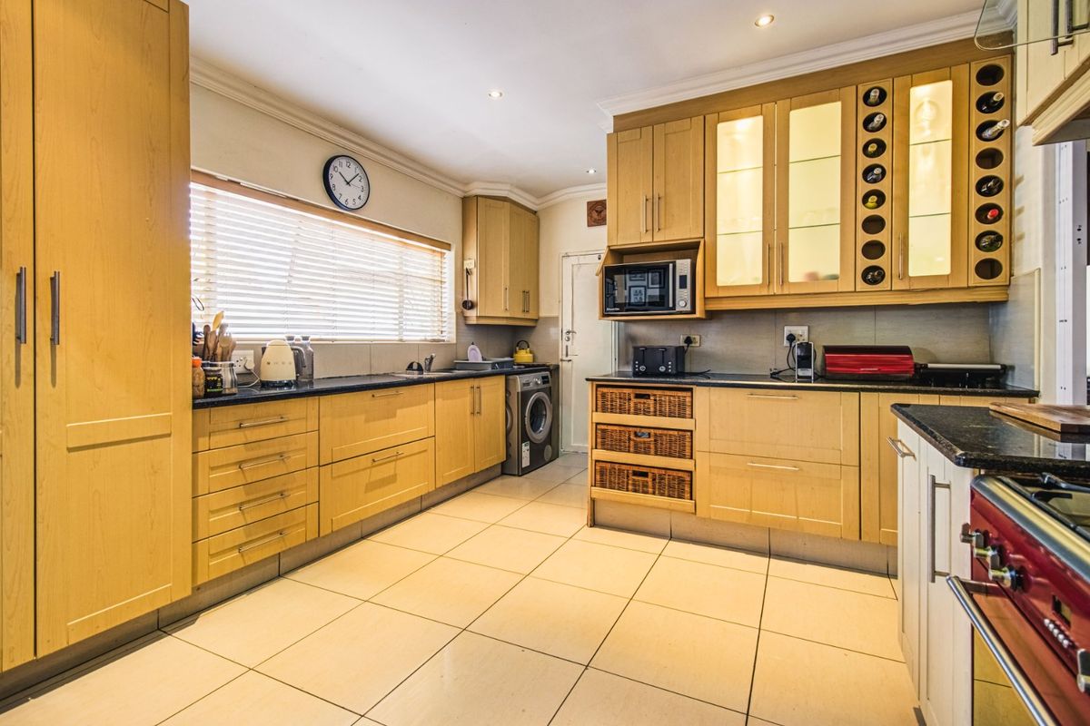 Modern Elegance Meets Family Comfort   - Photo 2