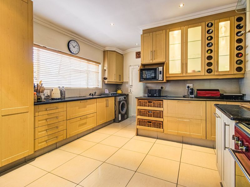 Modern Elegance Meets Family Comfort   - Photo 2