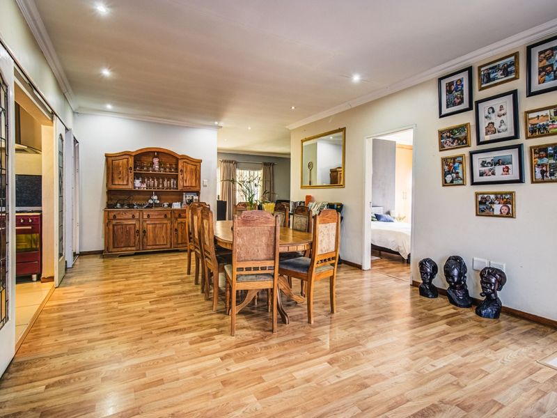 Modern Elegance Meets Family Comfort   - Photo 7