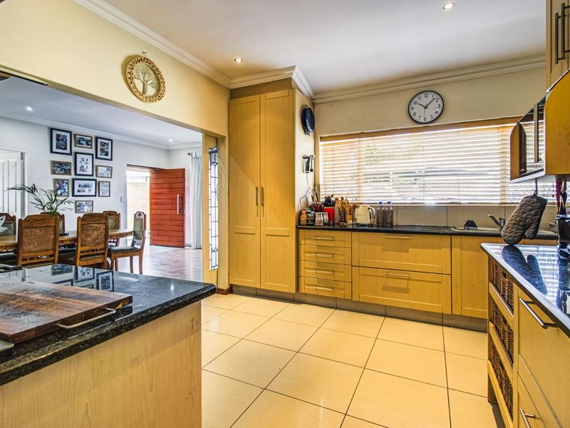 Modern Elegance Meets Family Comfort   - Photo 4
