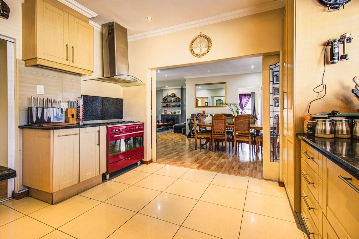 Modern Elegance Meets Family Comfort   - Photo 5
