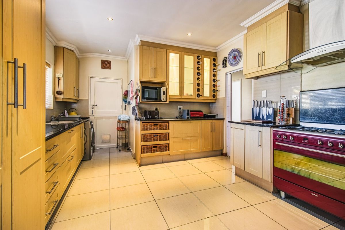 Modern Elegance Meets Family Comfort   - Photo 3