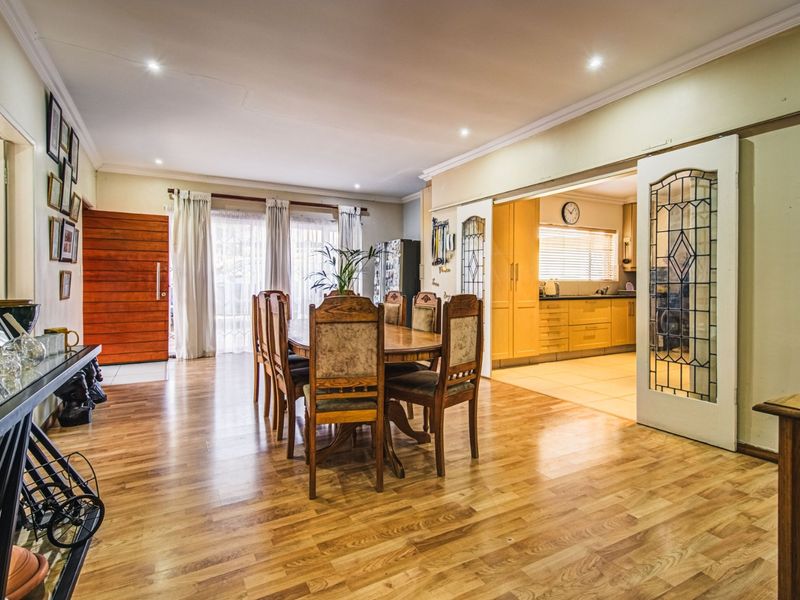 Modern Elegance Meets Family Comfort   - Photo 9
