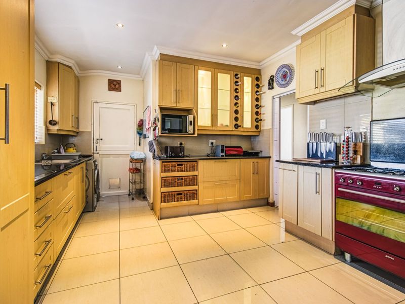 Modern Elegance Meets Family Comfort   - Photo 3