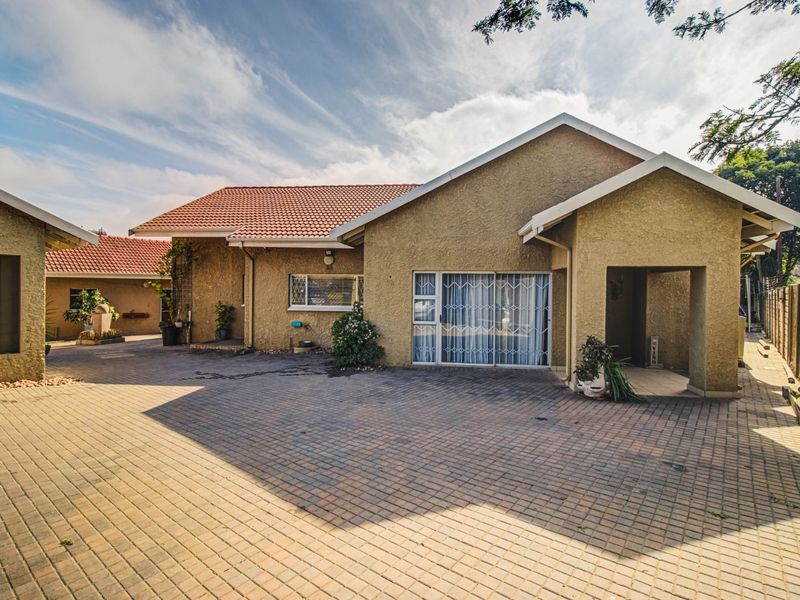 Modern Elegance Meets Family Comfort   - Photo 1