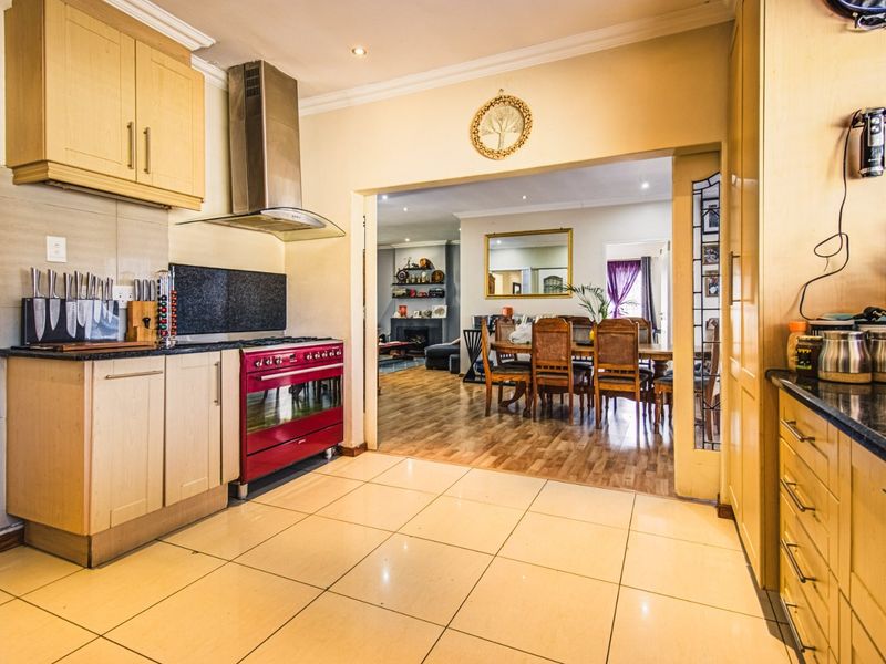 Modern Elegance Meets Family Comfort   - Photo 5
