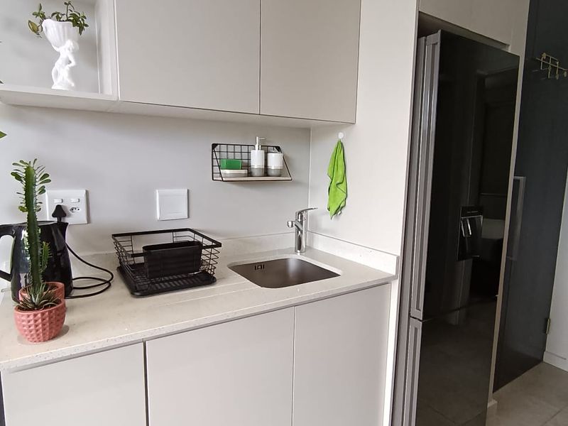 1 Bedroom apartment in Windermere R14,300pm - Photo 5