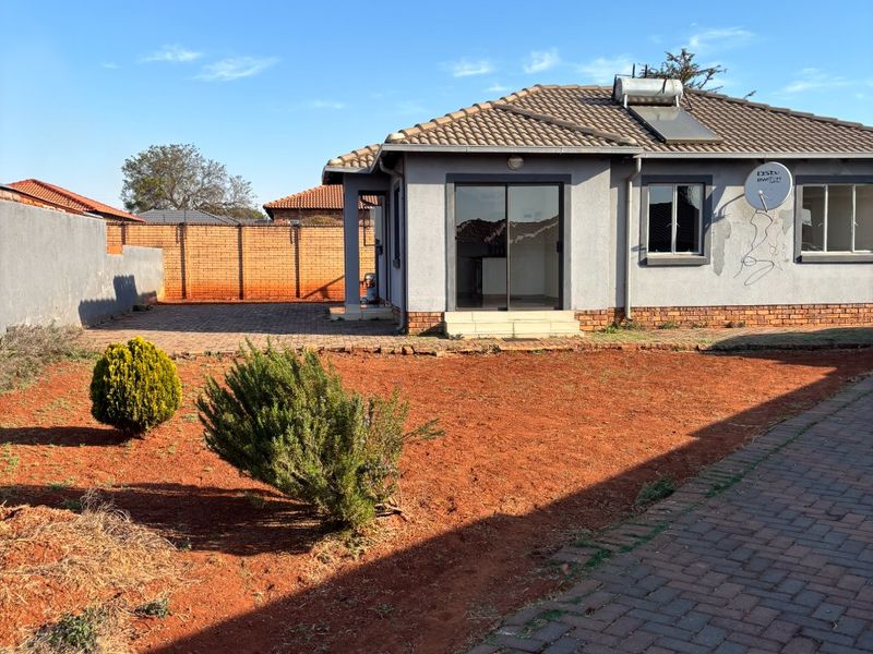 3 BEDROOMS 2 BATHROOMS FREE STANDING HOME IN A SECURE COMPLEX AVAILABLE FOR IMMEDIATE OCCUPATION IN THE ORCHARDS - Photo 1