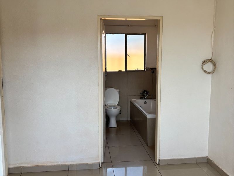 3 BEDROOMS 2 BATHROOMS FREE STANDING HOME IN A SECURE COMPLEX AVAILABLE FOR IMMEDIATE OCCUPATION IN THE ORCHARDS - Photo 8
