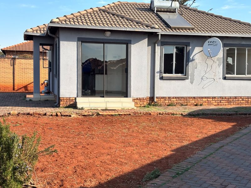 3 BEDROOMS 2 BATHROOMS FREE STANDING HOME IN A SECURE COMPLEX AVAILABLE FOR IMMEDIATE OCCUPATION IN THE ORCHARDS - Photo 2