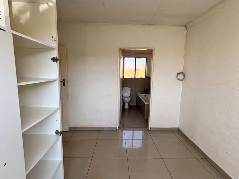 3 BEDROOMS 2 BATHROOMS FREE STANDING HOME IN A SECURE COMPLEX AVAILABLE FOR IMMEDIATE OCCUPATION IN THE ORCHARDS - Photo 9
