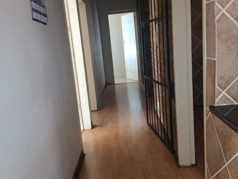 Spacious Family Home in Dorandia with Borehole - Photo 8