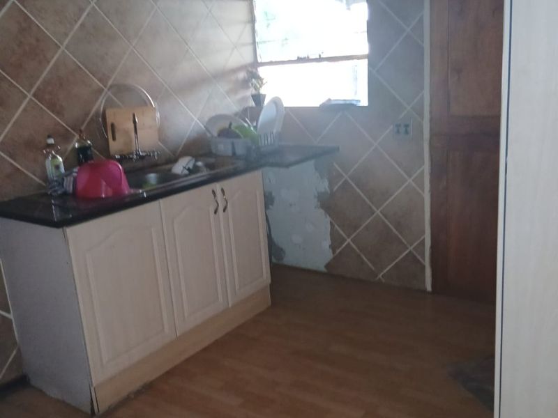 Spacious Family Home in Dorandia with Borehole - Photo 7