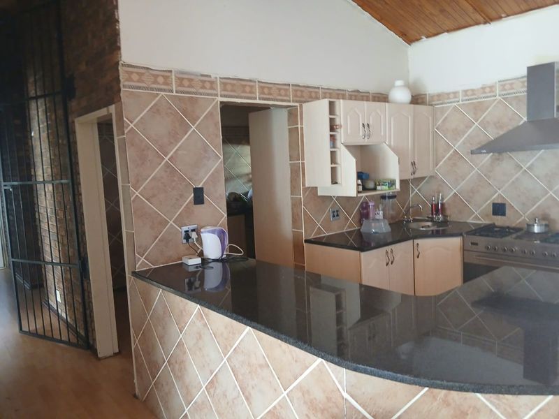 Spacious Family Home in Dorandia with Borehole - Photo 6