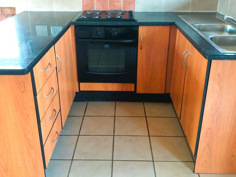 Spacious 1 Bedroom Apartment to Rent in Wonderboom South, Pretoria - Photo 8