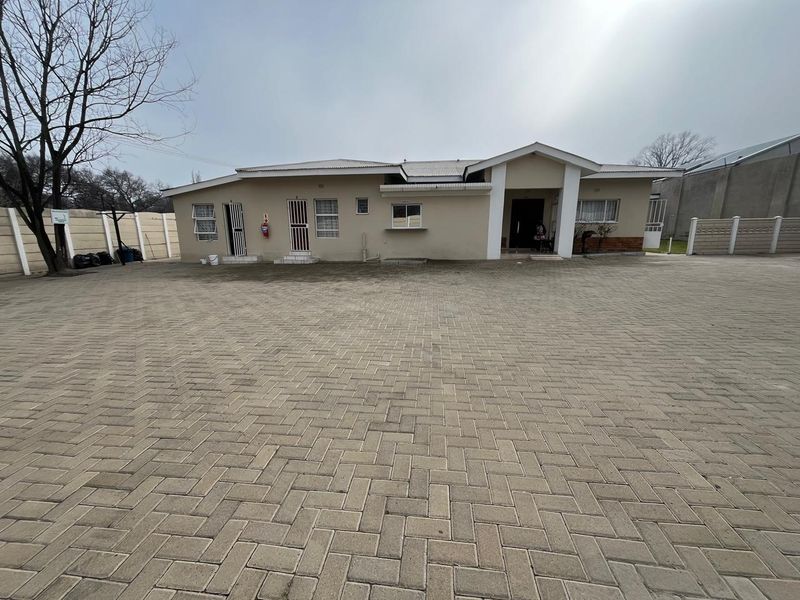 10 Bedroom Income-Generating Guesthouse for Sale – Strong Monthly Rental Income & Expansion Potential Standerton Central - Photo 4