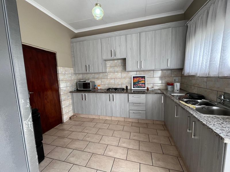 10 Bedroom Income-Generating Guesthouse for Sale – Strong Monthly Rental Income & Expansion Potential Standerton Central - Photo 2