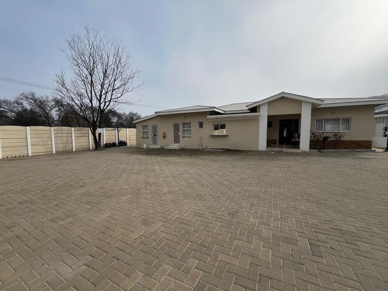 10 Bedroom Income-Generating Guesthouse for Sale – Strong Monthly Rental Income & Expansion Potential Standerton Central - Photo 1